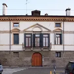Historical Downtown Apartment