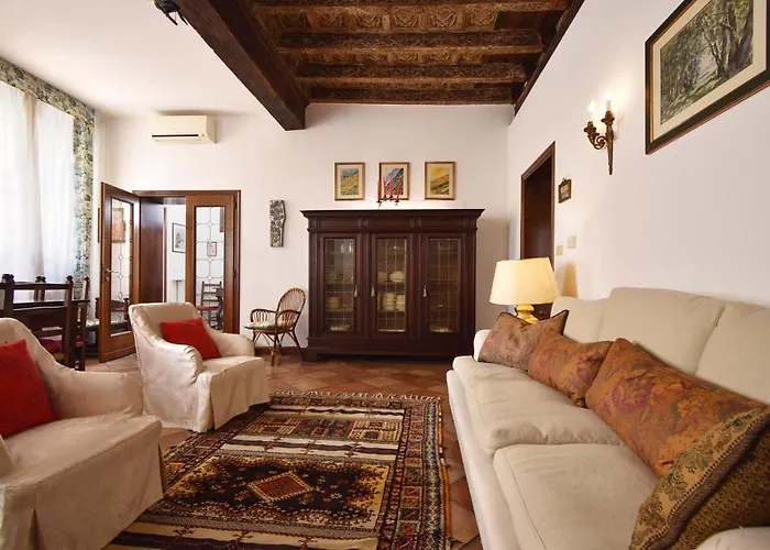 Historical Downtown Apartment
