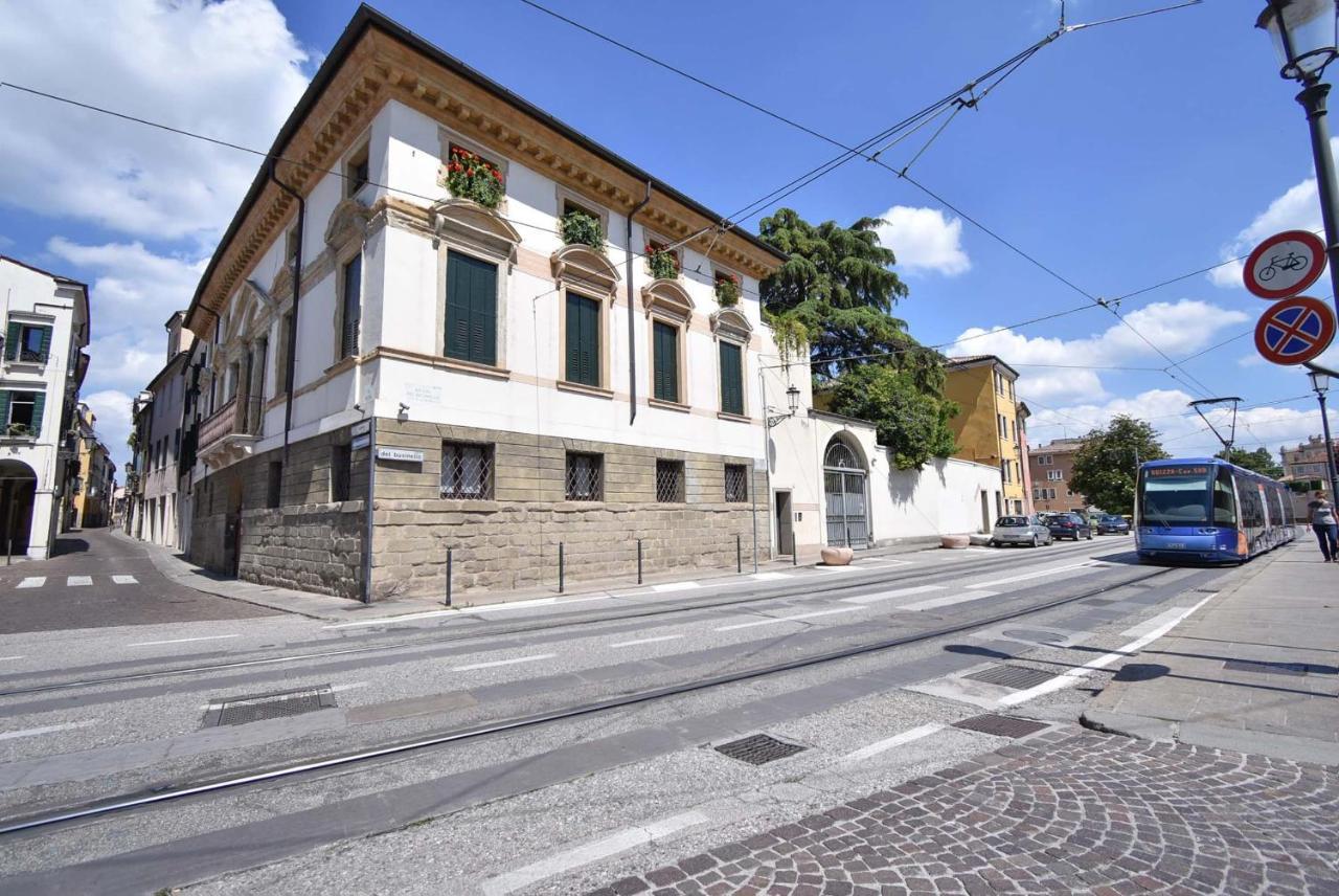 Historical Downtown Apartment *